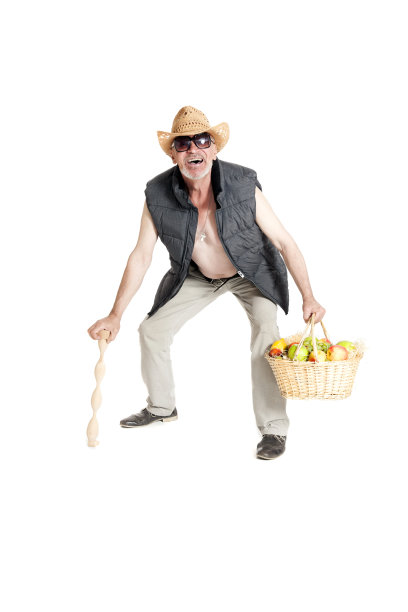 拿着一篮子水果和甘蔗的男人图片下载