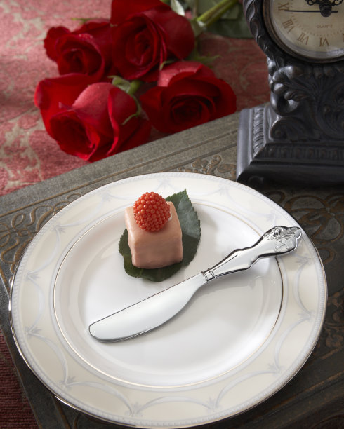 黄油刀放在优雅的盘子上图片下载