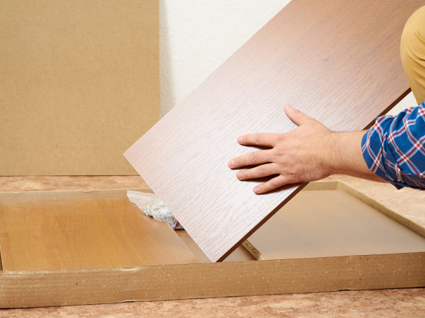 男人打开装有家具的盒子图片下载