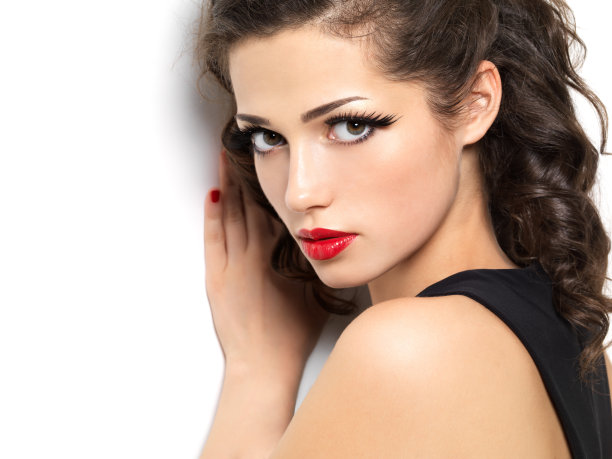 漂亮的时尚女孩与红色的指甲和嘴唇图片下载