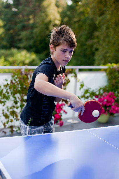 小男孩在打乒乓球图片下载