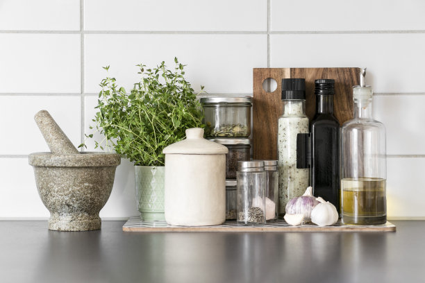 新鲜的香草和香料在干净，现代的厨房图片下载