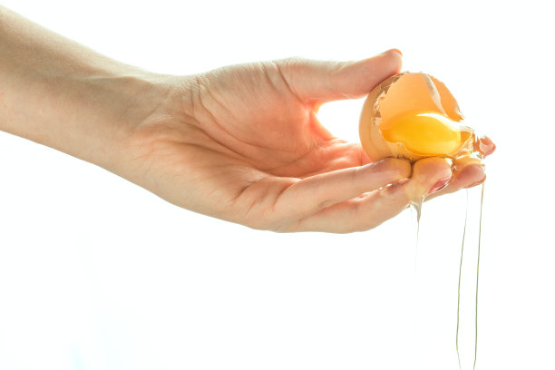 手握碎蛋的特写图片下载