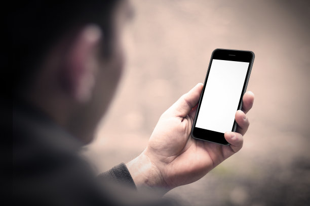 使用手机的人。素材图片