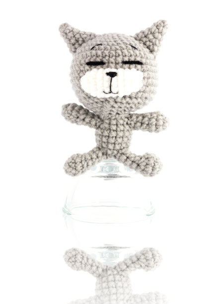 手工钩针灰猫娃娃在伏特加玻璃图片下载