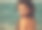 微笑的年轻女子看起来快乐的海洋背景。特写镜头图片下载