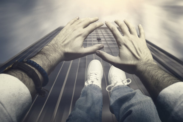 一个人从楼上掉下来图片下载