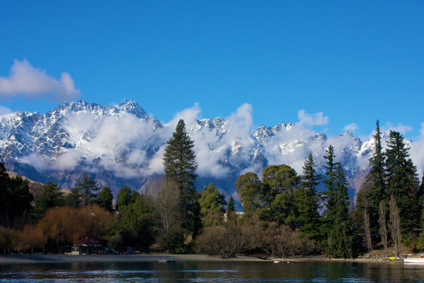 山在新西兰的湖上图片下载