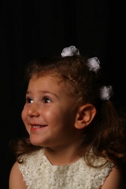 微笑快乐的小女孩图片下载