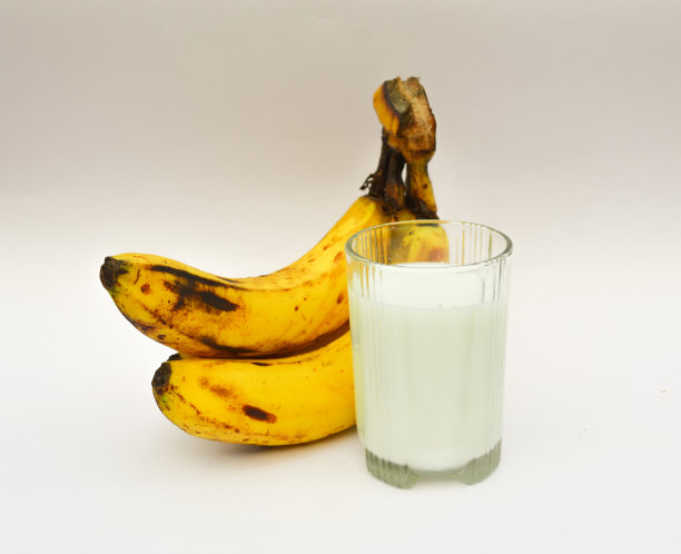牛奶和成熟的香蕉图片下载