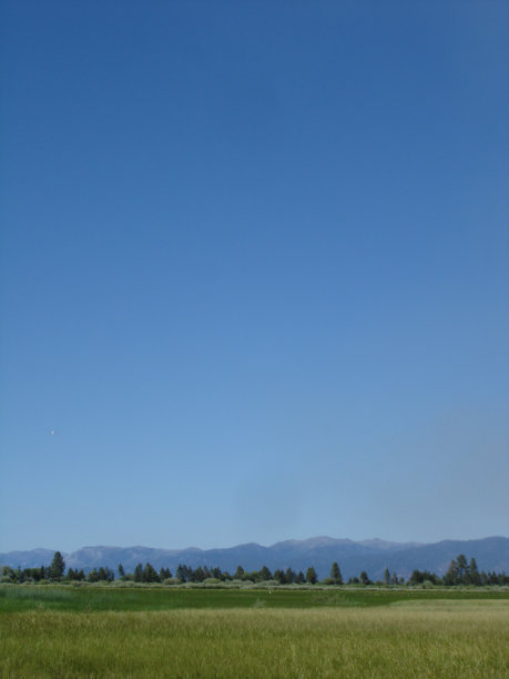 太浩湖草地上的蓝天图片下载