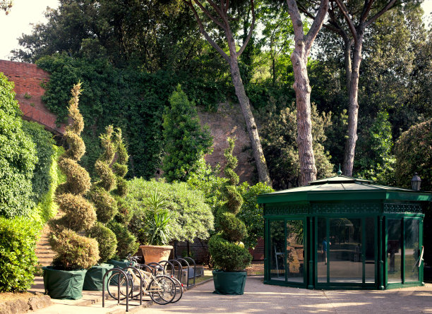 比萨的卡登花园被烧毁了图片下载