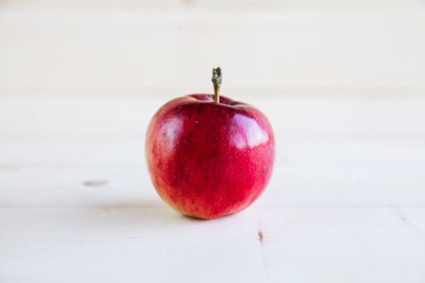 木头背景上的苹果图片下载
