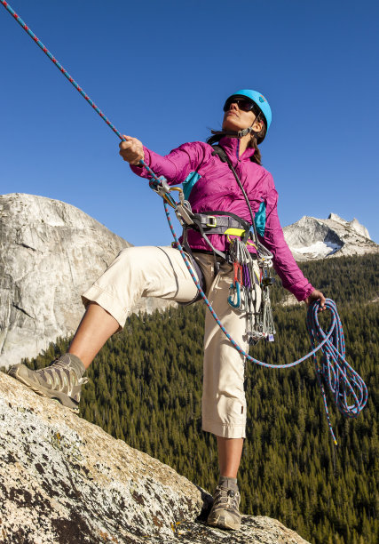 女性攀登者在边缘。图片下载