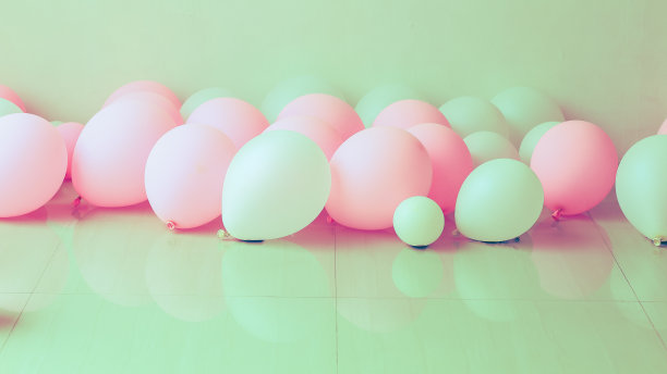 粉红色和白色的气球在地板上图片下载