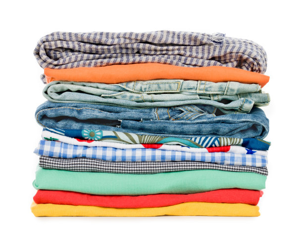 一堆衣服孤立在白色上图片下载