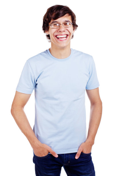 一个双手插在口袋里笑着的家伙图片下载