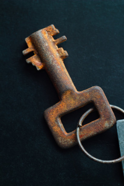 老锁生锈的钥匙靠近图片下载