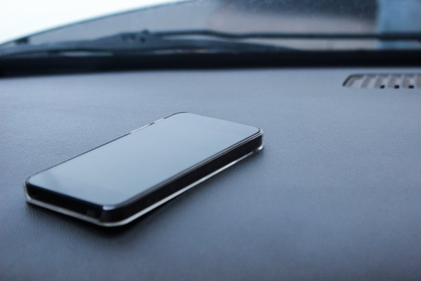 汽车驾驶室的手机在后面图片下载