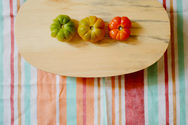 在木托盘和餐巾纸的顶部放上祖传的西红柿图片下载