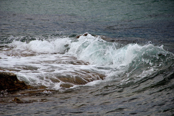 水对岩石II -地中海，法国。图片下载