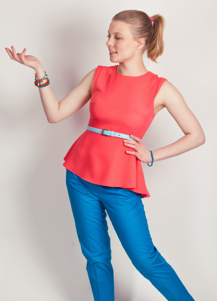 小女孩指着图片下载