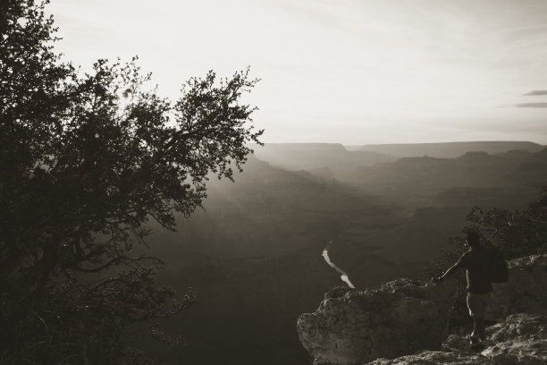 深褐色大峡谷金色日落的人凝视着敬畏图片下载