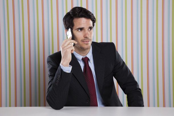 对着手机说话的商人图片下载