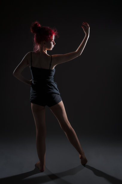 红头发舞者图片下载