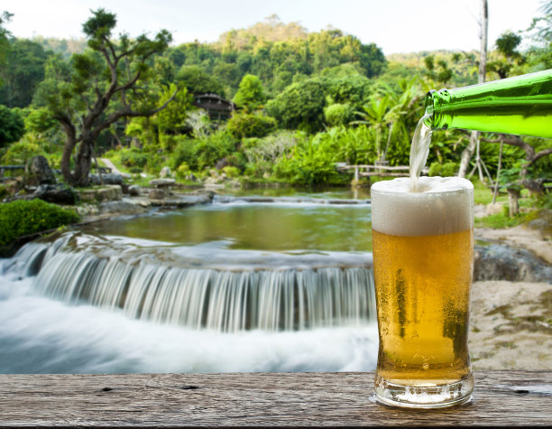 享受啤酒与瀑布景观。图片下载