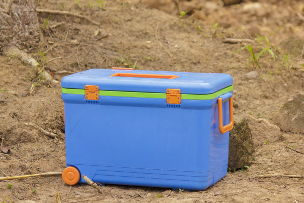 阳光下的冰蓝色水箱图片下载