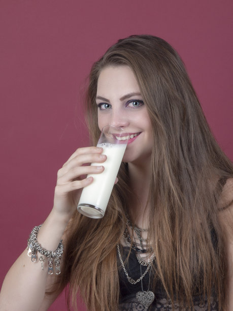 美少年喝牛奶图片下载