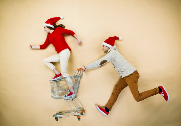 圣诞夫妇与手推车在米色背景图片下载