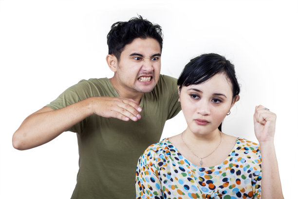 男友在女友背后怒火中烧——孤立无援图片下载