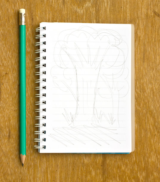 木板上的笔记和铅笔(树素描)图片下载