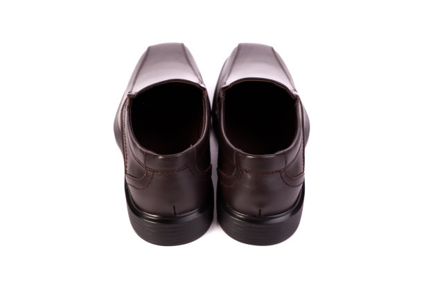 经典的棕色皮革男鞋孤立在白色背景图片下载