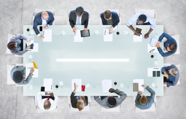 不同的商务人士在办公室开会图片下载