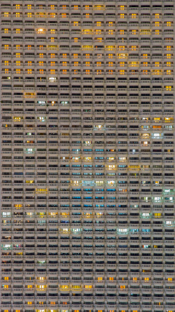 白色阳台公寓的背景在晚上的时间图片下载