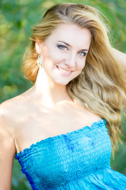 一个年轻漂亮的金发女人的肖像图片下载