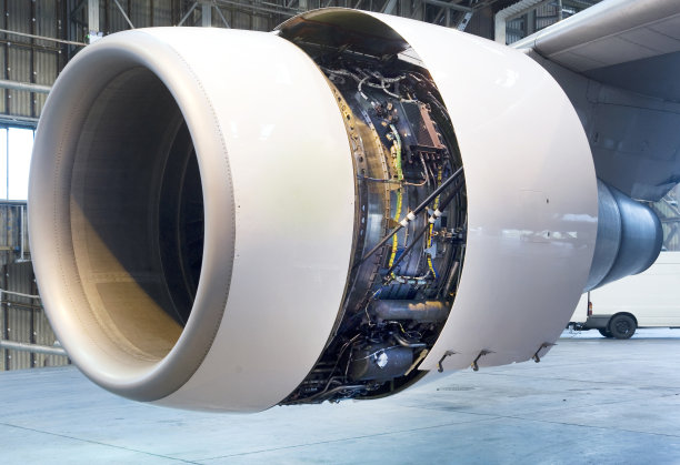 靠近喷气发动机图片下载
