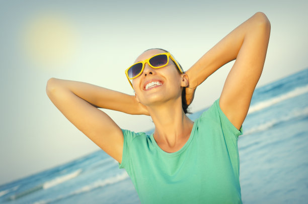 海滩上的漂亮女孩图片下载