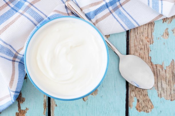 希腊酸奶，用布和勺子向下看图片下载
