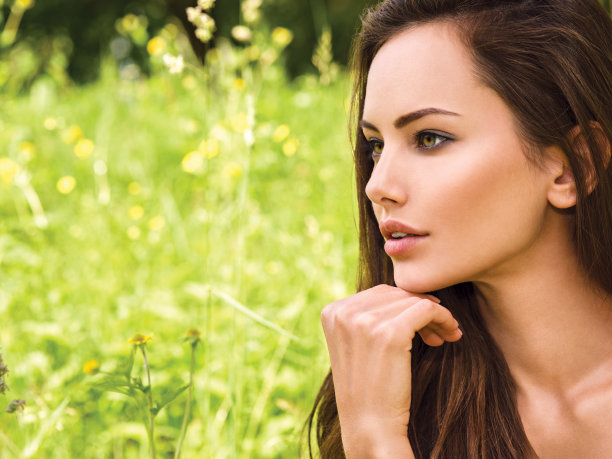 这位长头发的年轻美女的画像。在户外图片下载