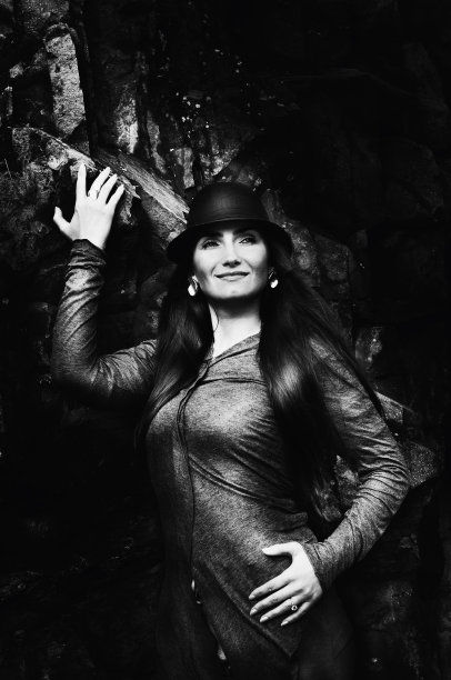 黑白照片美丽的年轻女子图片下载