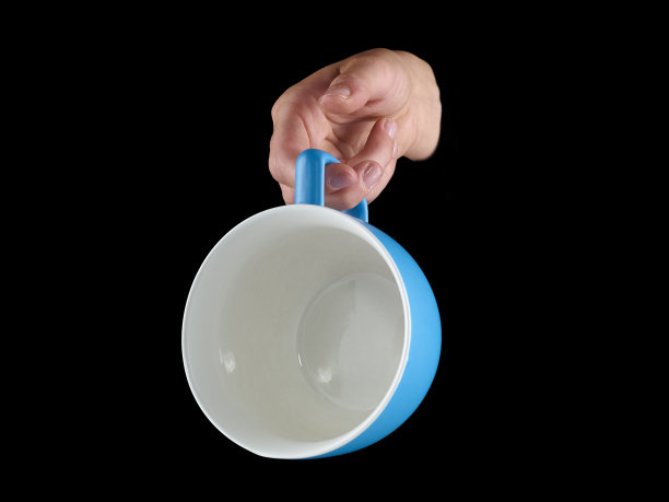 橙色-蓝色杯-马克杯在黑色背景。图片下载