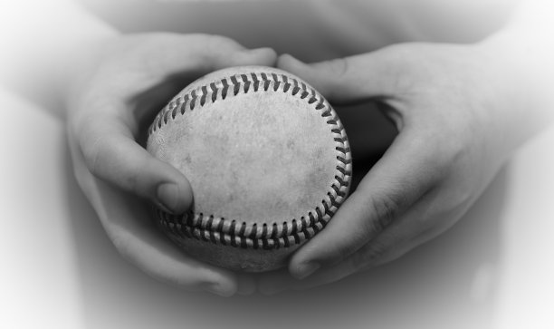 男孩的手拿着棒球图片下载