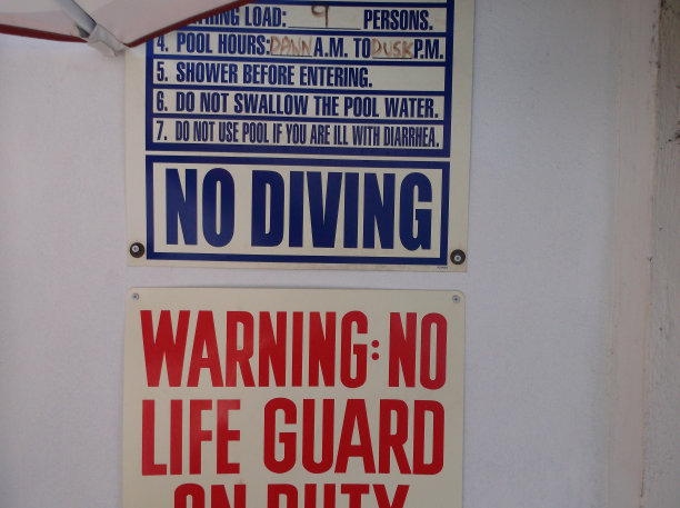 有趣的水池标志，不要吞下!图片下载