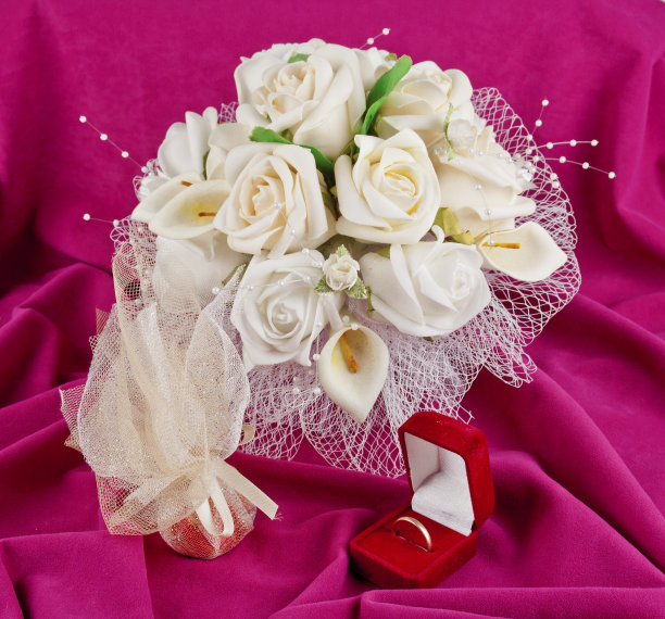 婚礼花束和戒指是情人节的礼物图片下载