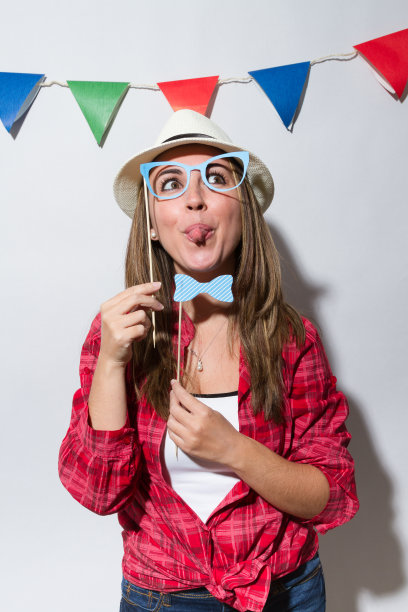 在照相亭聚会上做手势的女人图片下载