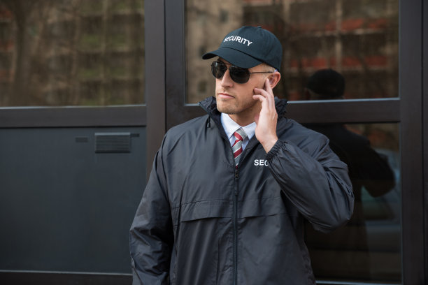 保安在大门入口前素材图片